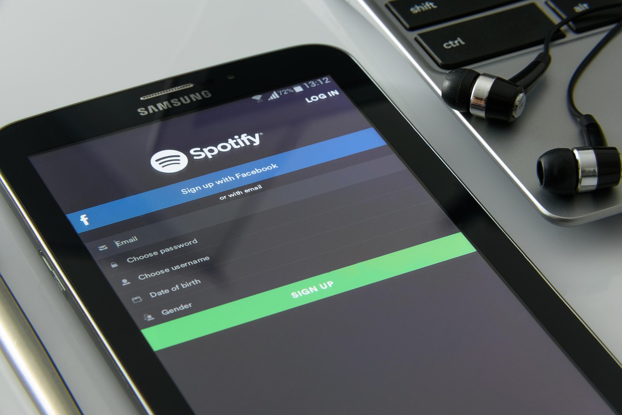 music-on-your-smartphone-1796117_1280 (1)